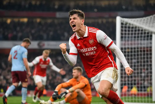 Feature image for Arsenal edge past Burnley to move within touching distance of Premier League title